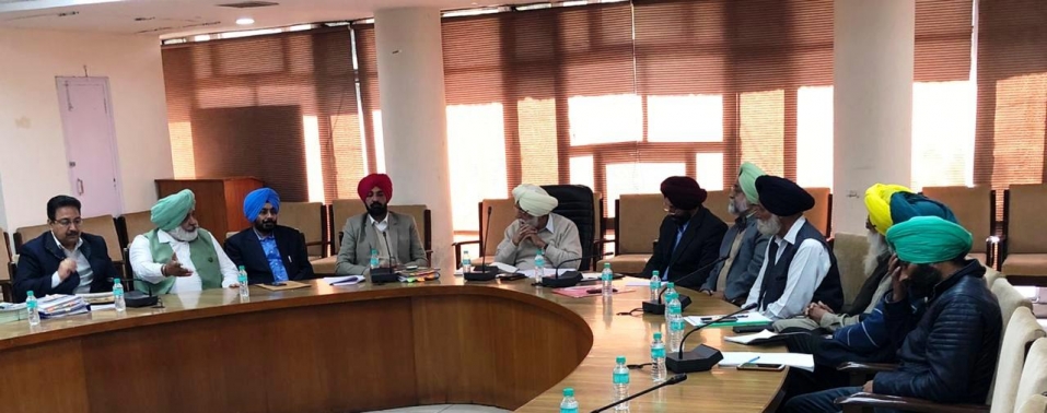 जस्टिस गिल कमेटी ने किसान यूनियनों से पराली जलाने की समस्या सम्बन्धी प्रस्तावों की की माँग